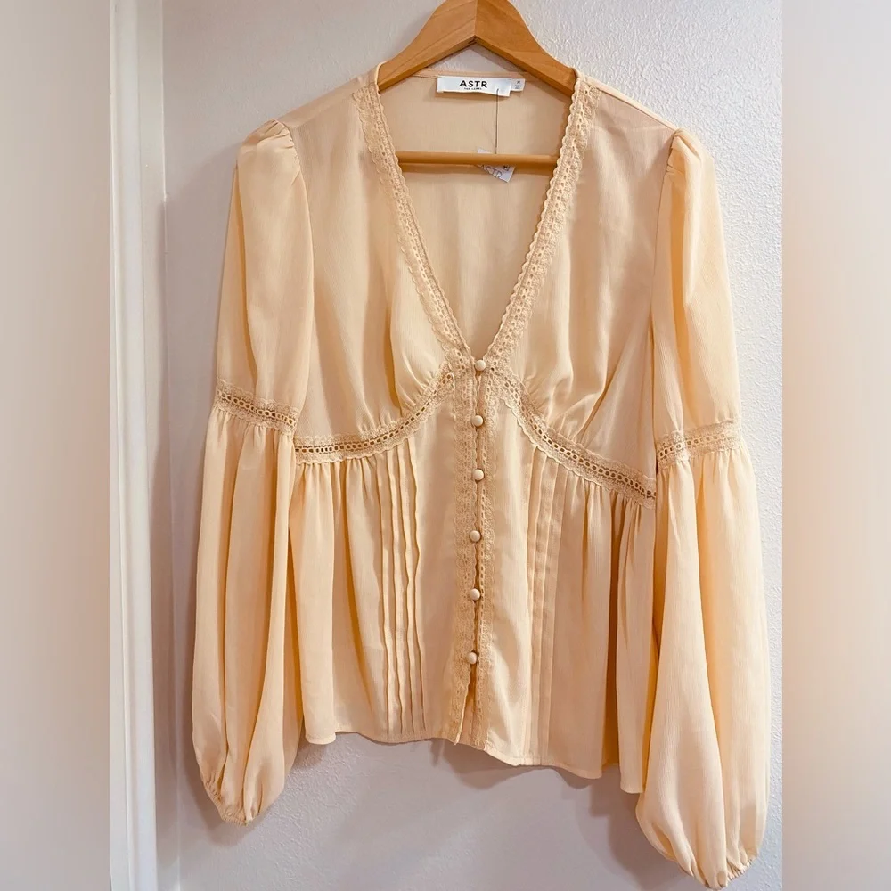 NWT ASTR THE LABEL Pendulum Sleeve Lace Trim Cream Blouse. MEDIUM - Picture 2 of 7